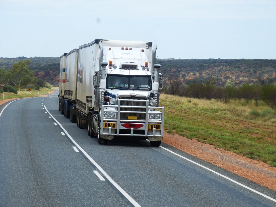 gestão de transportadoras monitorando caminhão na estrada