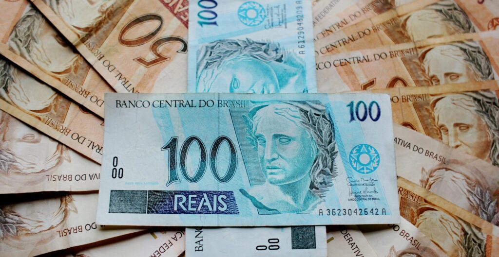 Fase de testes da reforma tributária em 2026 - dinheiro sobre uma mesa